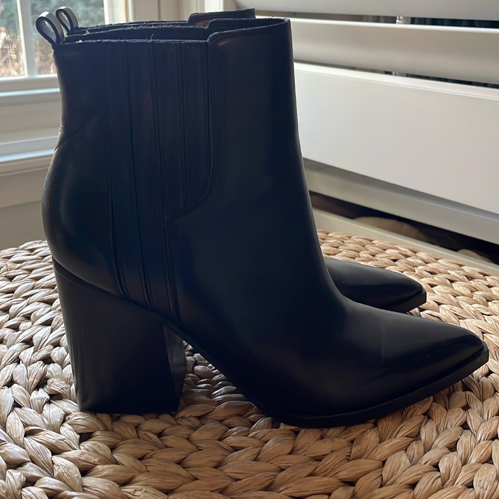 Like new only been tried on Marc Fisher pointed to healed booties